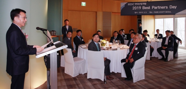 사진2. HDC현대산업개발 김대철 사장(맨 왼쪽)이 베스트 파트너스 데이행사에서 축사를 하고 있다