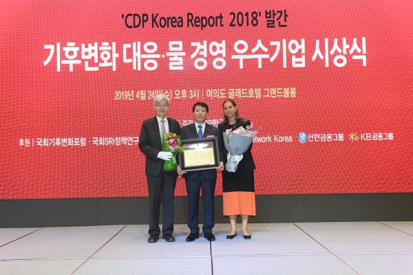 지난 4월 개최된 ‘2018 CDP KOREA 시상식’에서 현대건설이 5년 연속 탄소경영 아너스 클럽 상을 수상해 기념촬영을 하고 있다. 사진제공=현대건설