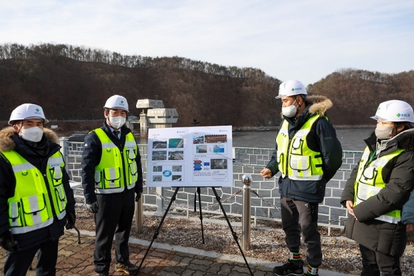 박영수 원장(왼쪽에서 두 번째)이 횡성댐 시설물 현황에 대한 보고를 받고 있다. (제공:국토안전관리원)