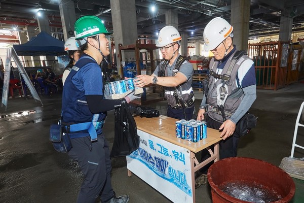 근로자들에게 음료수를 제공하는 감성 안전 활동을 실시하고 있다.(사진:한화건설 부문)