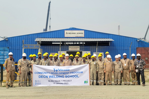 대우건설 기술트레이닝센터에서 진행된 용접학교 1차수 교육생들이 단체사진을 촬영하고 있다.(사진:대우건설)