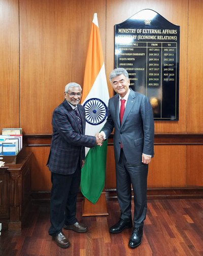 정원주 대우건설 회장이 지난 2일 뉴델리에서 댐무 라비 인도 외교부 경제차관을 만나 면담했다(사진:대우건설)