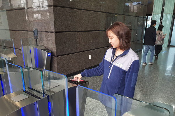 포스코이앤씨 직원이 모바일 사원증으로 인천 송도 사옥을 출입하고 있다.(사진:포스코이앤씨)
