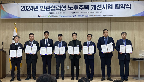KCC 김상준상무(왼쪽에서 세 번째)가 협약식 관계자들과 기념 사진을 촬영하고 있다(사진:KCC)