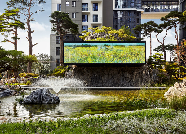 가든베일리, 연못과 초대형 미디어 큐브(사진:삼성물산 건설부문)